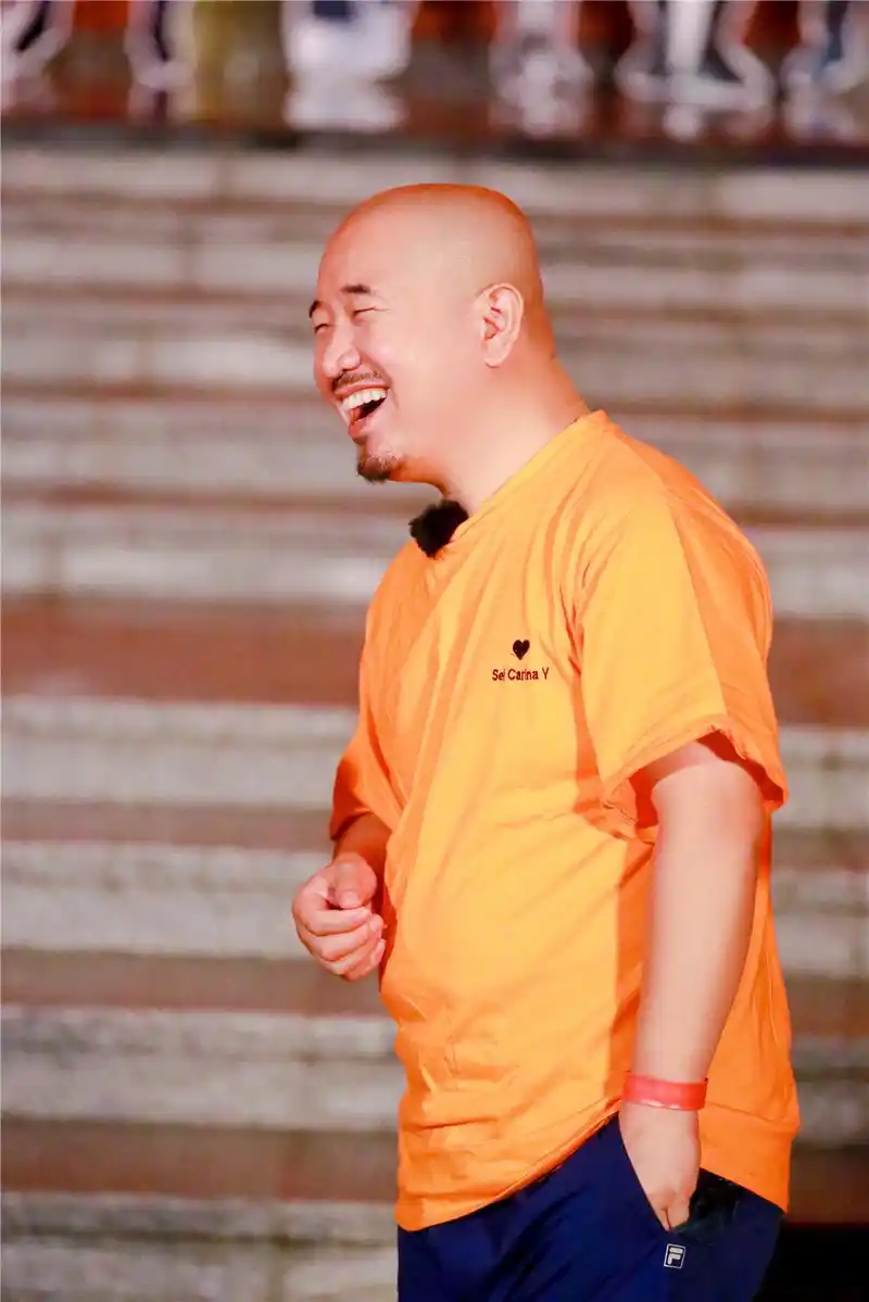 《奇楼》王小利背赵丽颖 吐槽"有点沉"