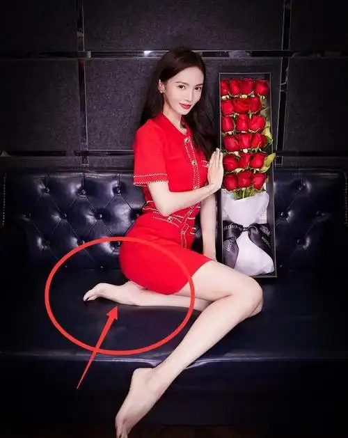 金晨光腿跪坐在沙发上无意凹出的初恋脚成直男心头爱