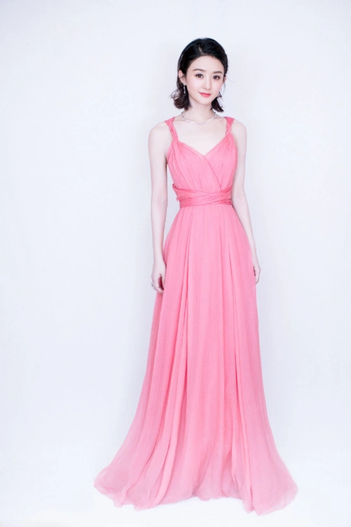 赵丽颖:穿上粉色连衣裙,清秀如花,优雅如画