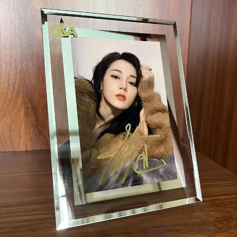 迪丽热巴亲笔签名照.要的粉丝宝宝0299,02价出 本人在娱 - 抖音