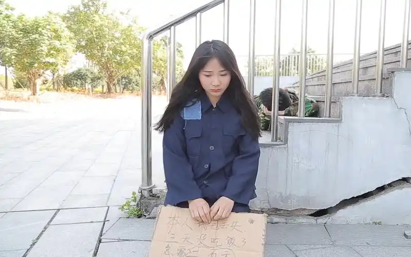 闽南语搞笑视频:乞丐少女三天没吃饭,偶遇好心人雪中送炭