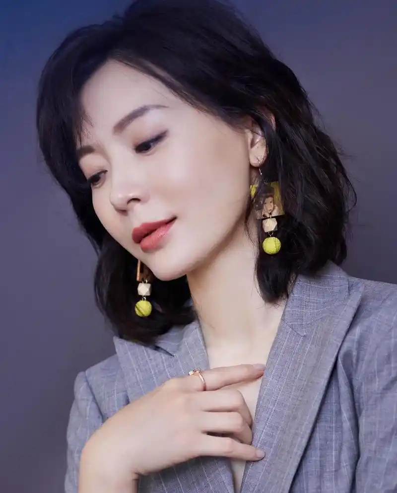 45岁以上的女人,"烫发"谨记这"3要3不要",气质减龄还时尚