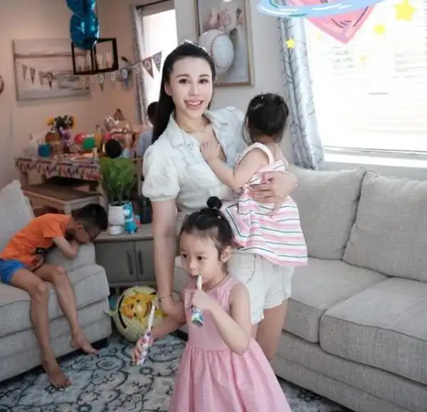 现任妻子名叫张雅晴,是一名体操运动员,所以她的身材非常完美.