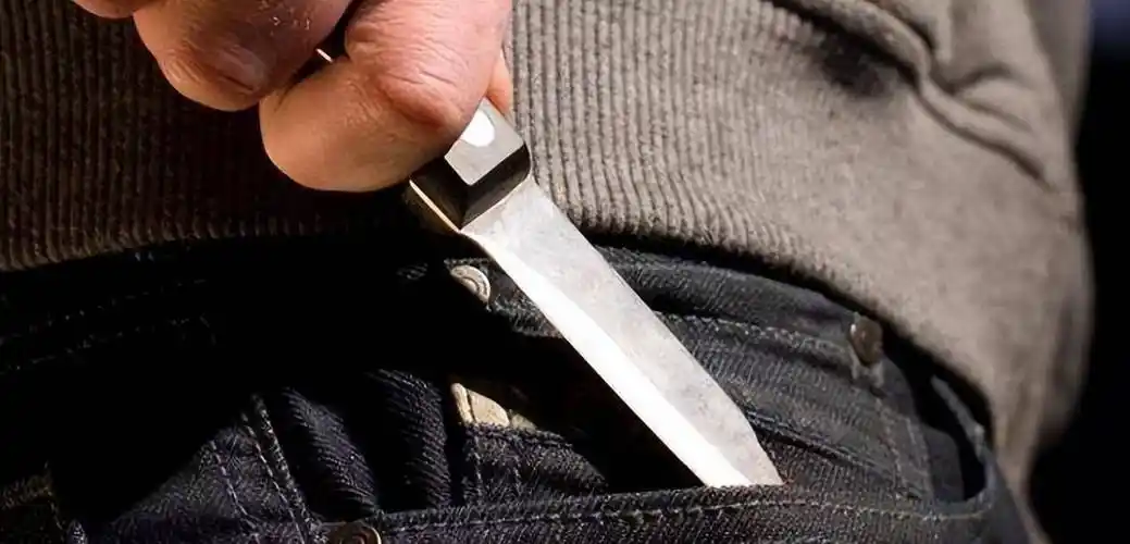 "为了展现自己大哥风采的吴刚随即从裤包里掏出了一把卡簧刀.