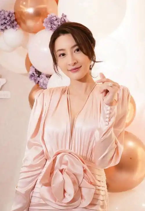 林夏薇既拍摄《逆天奇案2》,又盛装出席活动,自爆皮肤保养心得_剧集