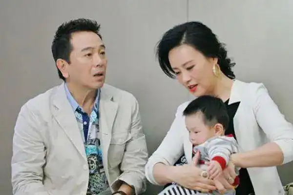 在这之前,对于怀孕这件事,丈夫洛天并不放在心上,看着李木子不停地跑