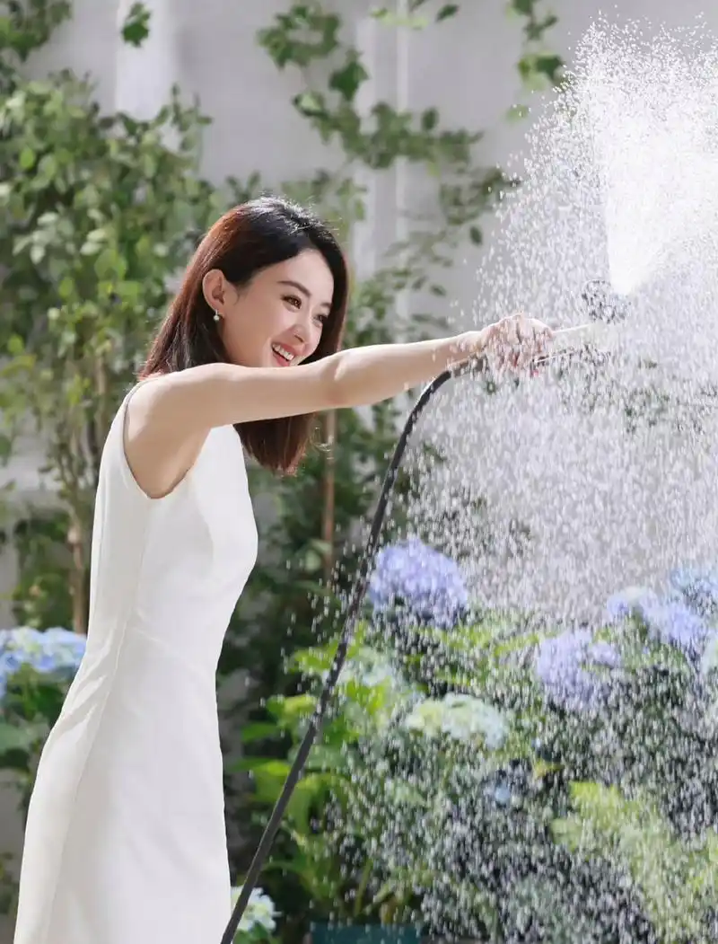 赵丽颖这组图看起来好惬意,夏日里玩水浇花,捧着自己喜欢的书呆在房间