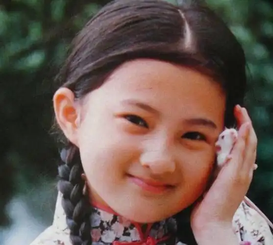 人间清醒金铭:8岁成名18岁考北大,41岁还未嫁,童颜撞脸宋祖儿