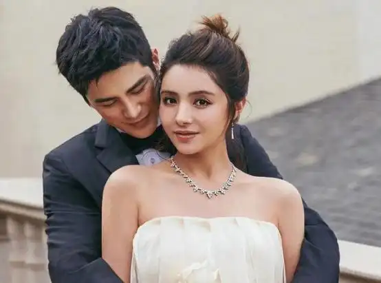 麦迪娜挺28周孕肚工作,一家四口漫画照曝光,二胎宝宝性别暴露?