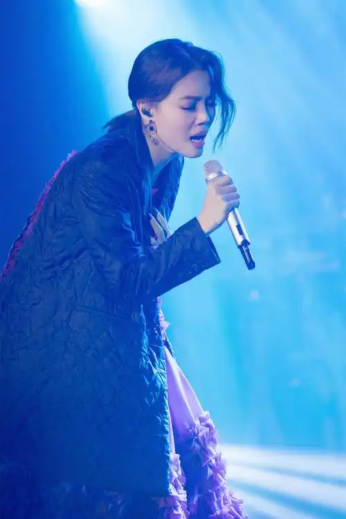 容祖儿为拍mv狂"吃土" 《答案之书》校园巡唱会第三站广州开唱