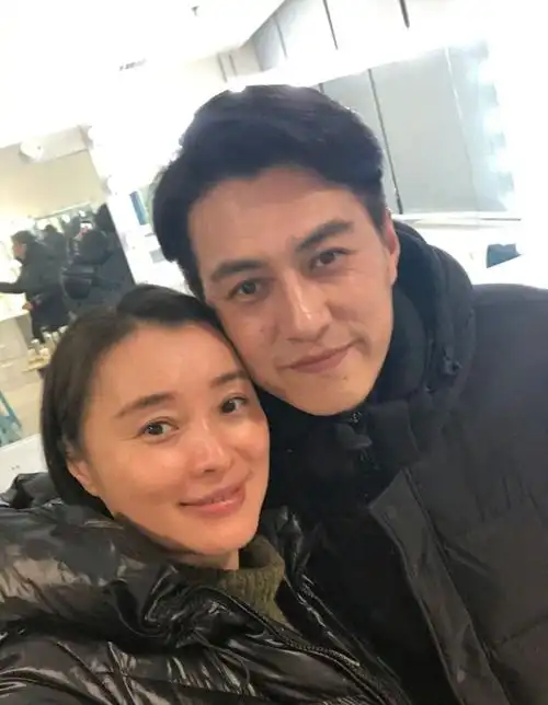 吴越素颜清爽自然不掩饰斑瑕疵气质温婉跟蒋勤勤不是一级别