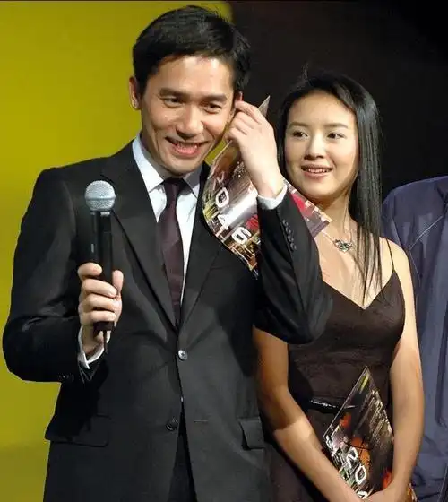 董洁14岁儿子神似梁朝伟,大鼻子如出一辙,网友疑惑重重