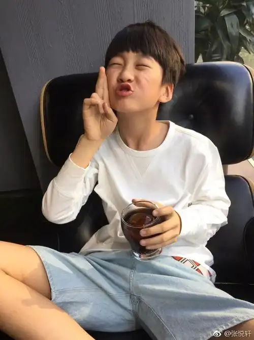 张亮儿子天天真是个孝顺的孩子,竟然想到给奶奶买衣服做项链!