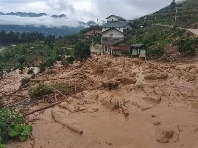 泥石流后鲁家湾村当日6时50分,该地点发生泥石流.