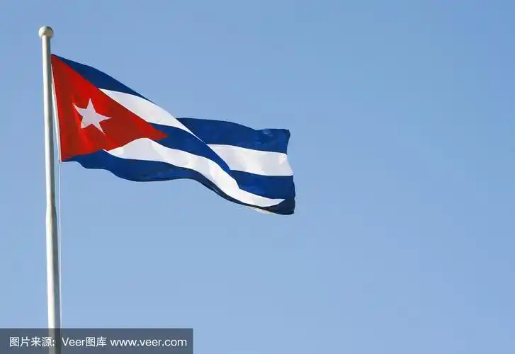 湛蓝的天空下,微风中飘扬的古巴国旗