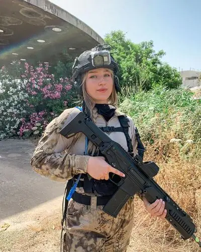 爱上战争游戏的纳塔利娅·迪夫耶夫 以色列女兵退役后的多彩生活