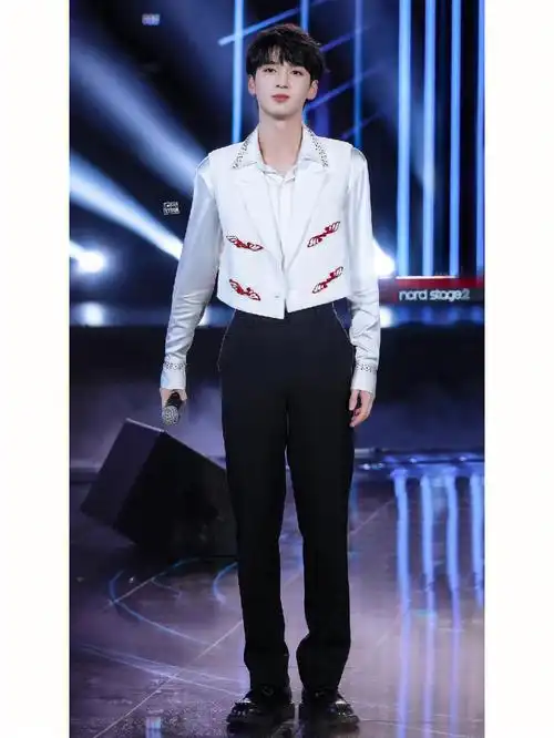 帅脸宽肩细腰长腿严浩翔