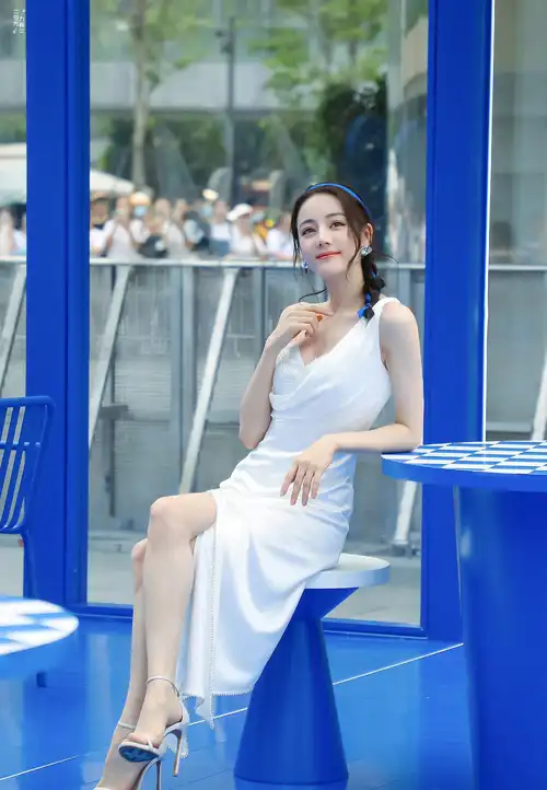 迪丽热巴大长腿一字带高跟