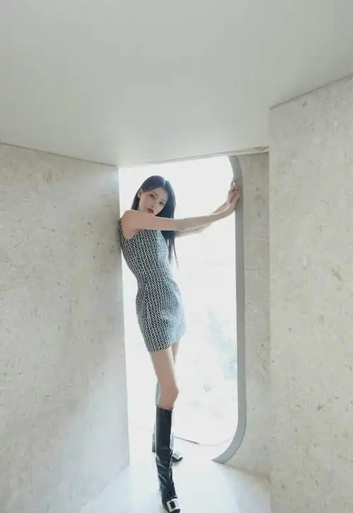 孙怡辣妹穿搭太美了!脚踩长靴秀出好身材,实在是太让人羡慕