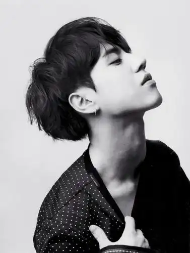 黑白男生皮肤帅气