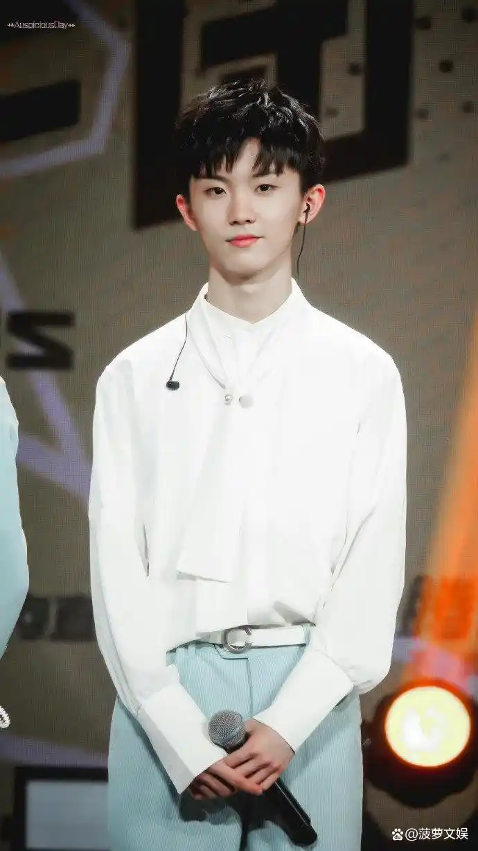 马嘉祺《我们的歌》最新白衬衫造型!好喜欢一些马哥白衬衫!