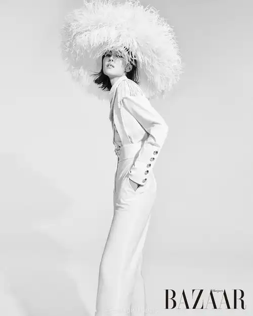 刘雯黑白极简大片曝光 印花连体衣诠释英姿飒爽