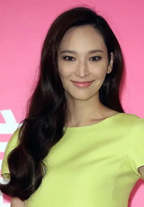 吴佩慈还积极参与各种公益活动,用自己的影响力为社会做出贡献.