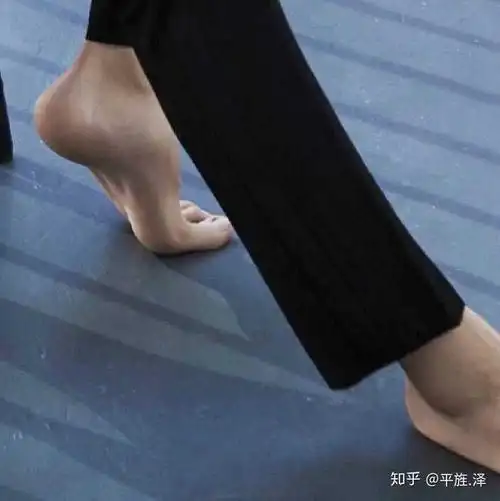 如何评价刘昊然的脚丫?