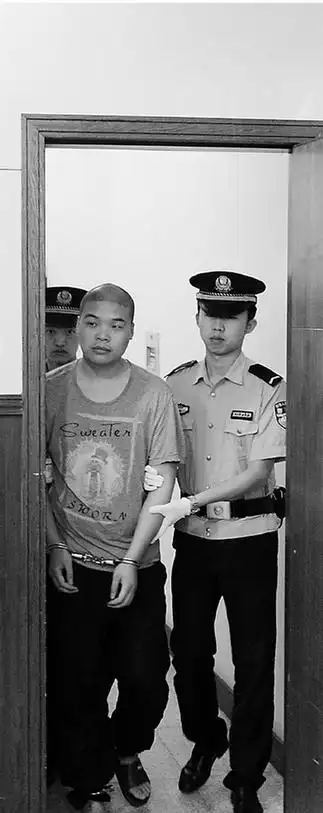 "90后"的哥持刀抢劫女乘客 自述竟为的是求坐牢戒网瘾