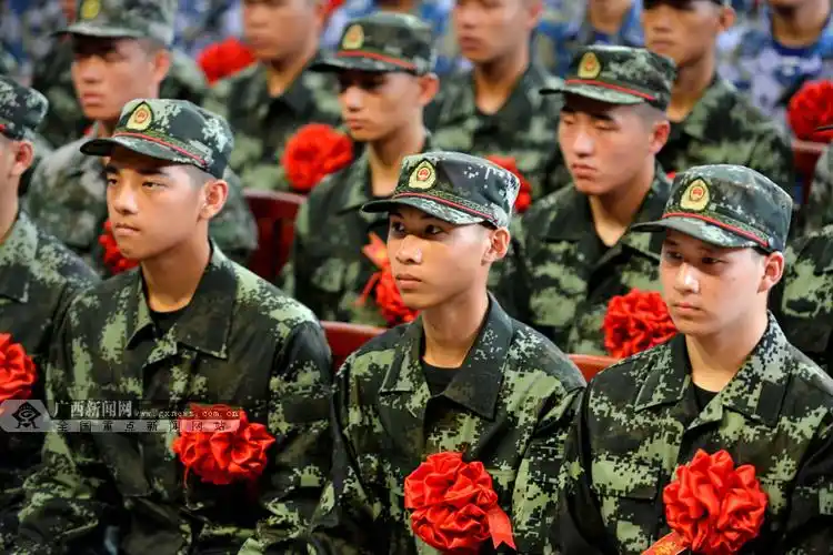 龙胜:新兵胸戴红花启程赴军营(组图) (4/4)