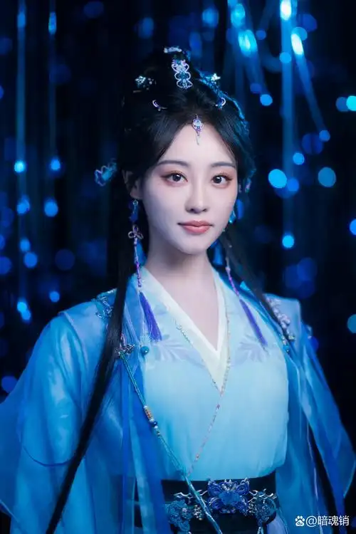 祝绪丹蓝色古装搭配简约发髻,真的是太温婉了,妥妥的大师姐啊