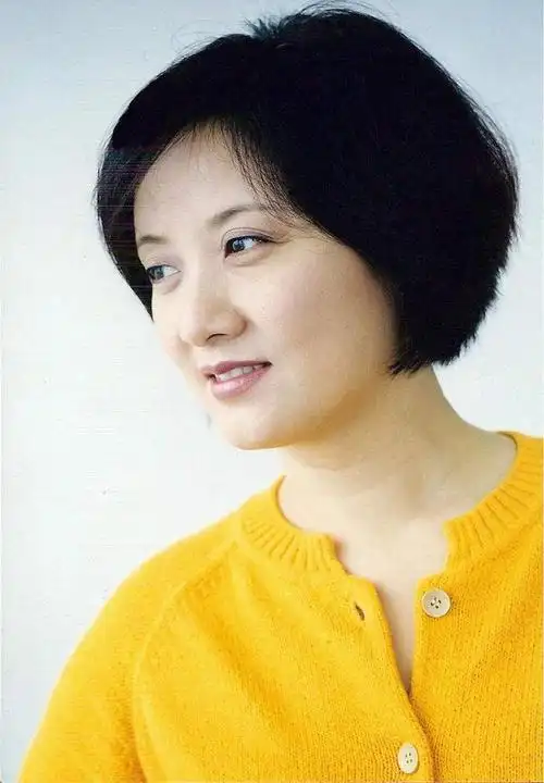 邓婕1957年出生于重庆,父母都是川剧演员.