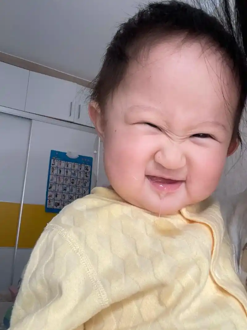 坏笑小孩儿.我们把这称之为坏笑,天天这样,你说你咋能把俩大眼 - 抖音