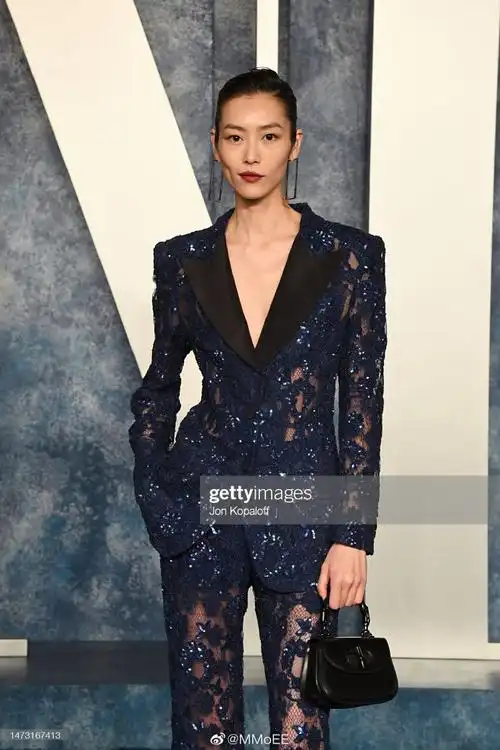 穿蕾丝透视西装的姐好野哦～#刘雯奥斯卡派对造型