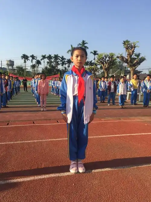 站姿俊俏的学生