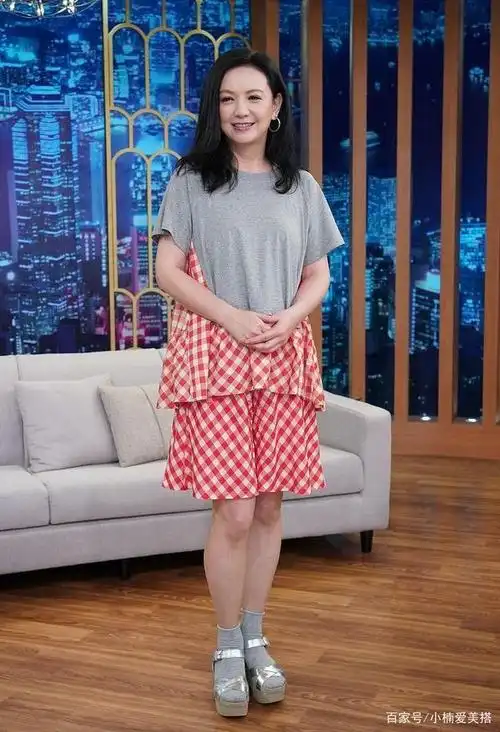 曾华倩穿小年轻不敢穿的超短裙,一身大红真亮眼,气质优雅身材好