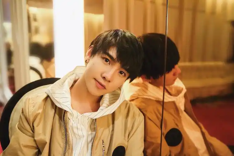 郑繁星时而呆萌,时而嘟嘴卖萌,更是对着镜子调皮逗趣,扮相十分可爱