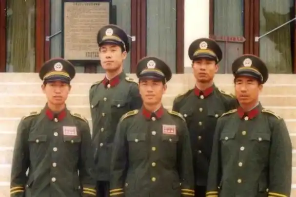 20世纪80年代,江川县公安局民警着"83式"警服合影