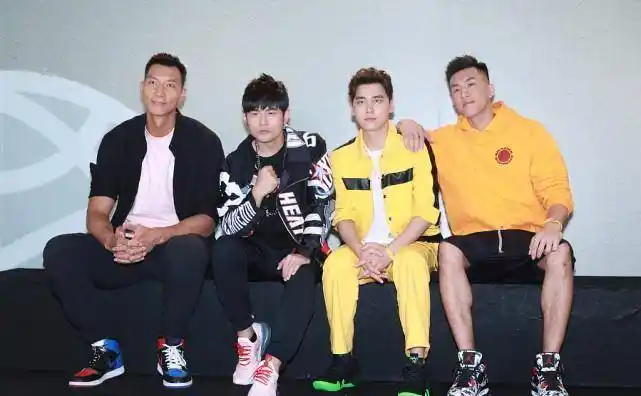 原创易建联和大8岁周杰伦同框似老大哥型男气质却挺足运动范抢眼