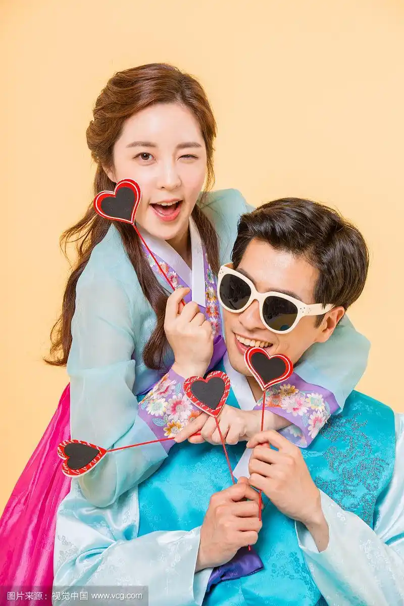 身着韩服(韩国传统服饰)的愉快的韩国男女夫妇