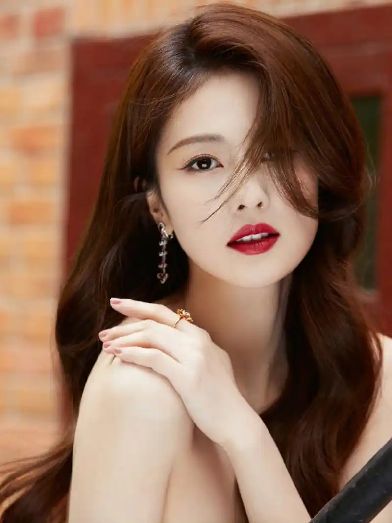 白鹿# 一袭黄色羽毛蓬蓬裙,清甜妩媚的容颜,窈窕曼妙的身材,白皙水嫩