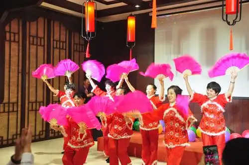 开场舞:《欢聚一堂》由郎文!海娟等八名女生表演.