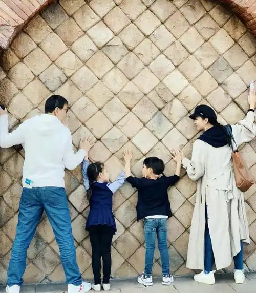 苗圃一家四口(丈夫陈义红)多年来,好像罗晋也只有这一段时间绯闻.