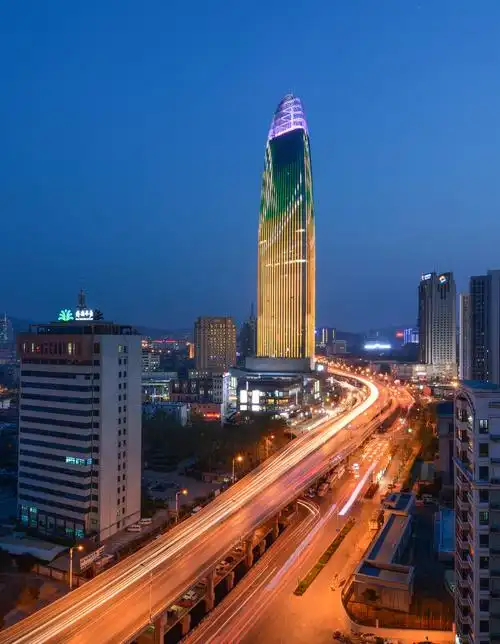 绿地普利中心——济南第一高楼,因其造型被大家戏称为泉城之根