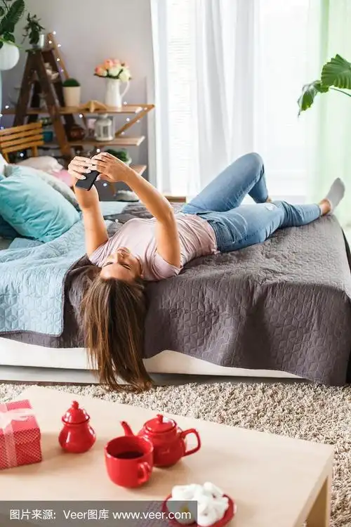 躺在床上休息时自拍