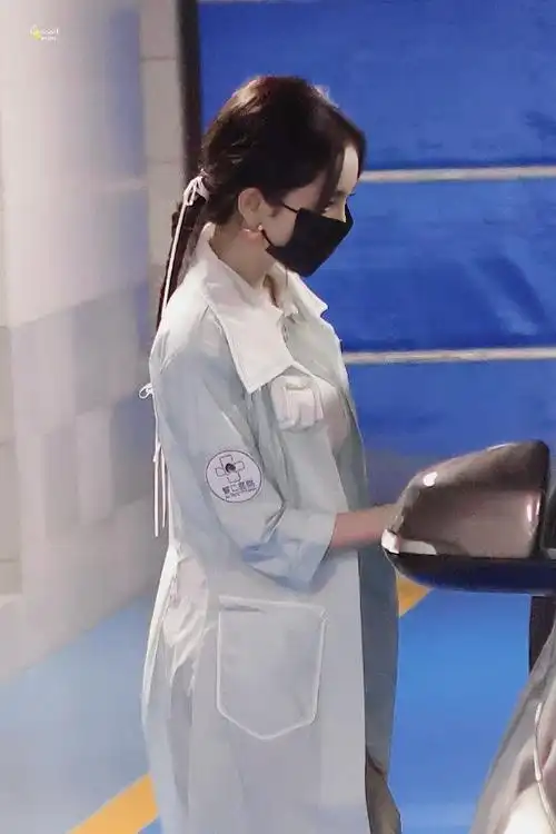 杨幂密室大逃脱##杨幂白大褂造型路透##今日星拍放送