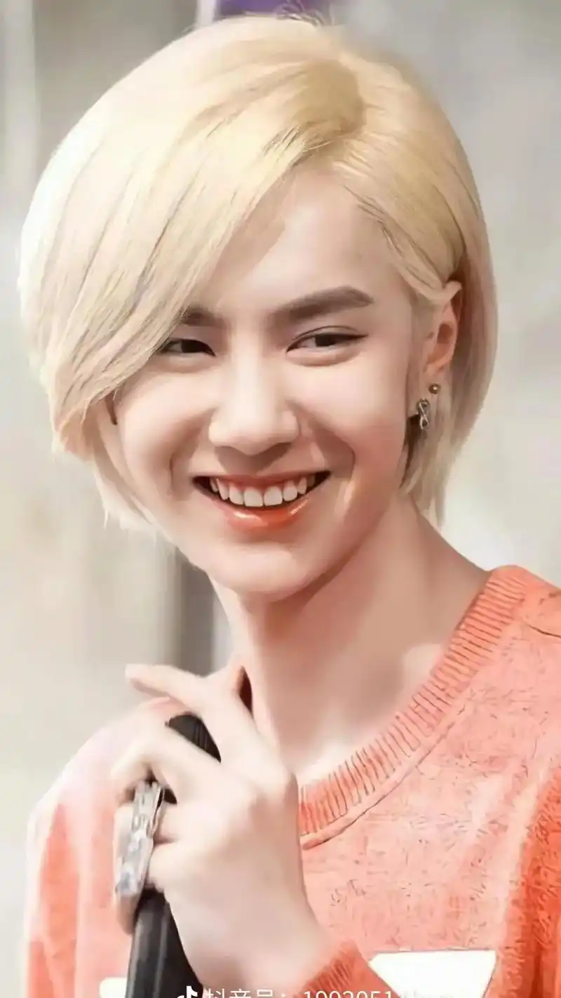 在这个夏天,来点你的微笑#向全世界安利王一博  #治愈系笑容 - 抖音