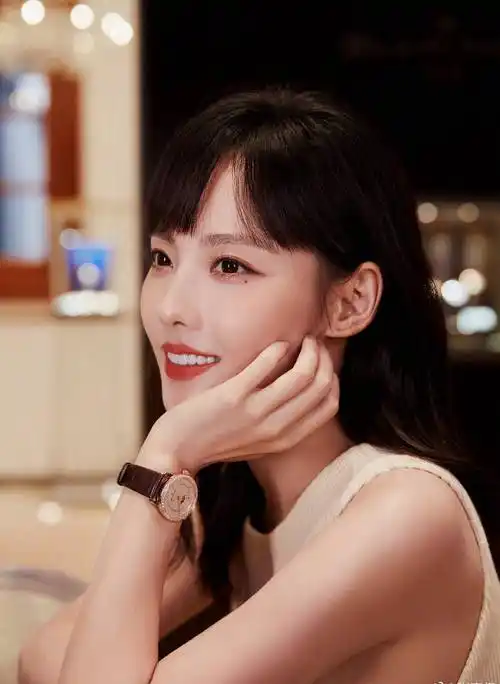 张嘉倪长发灰色连衣裙优雅写真_张嘉倪_长发_连衣裙