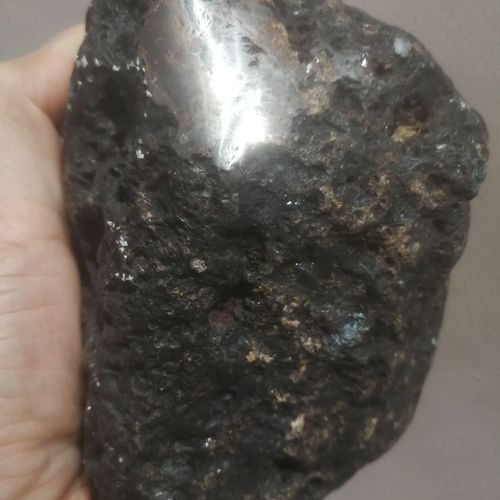 陨石原石原貌 开窗处银白色 灯光照射耀眼 4斤多左右燃烧特征漂亮