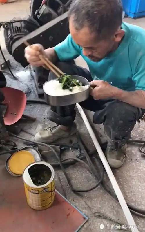 工地师傅从家里带盒饭,本来他在闹着玩,走进一看我哭了!